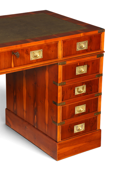 Hauptstadt Möblerei maritimer Military Chest Schreibtisch aus Holz mit grüner Lederauflage und Messing-Beschlägen