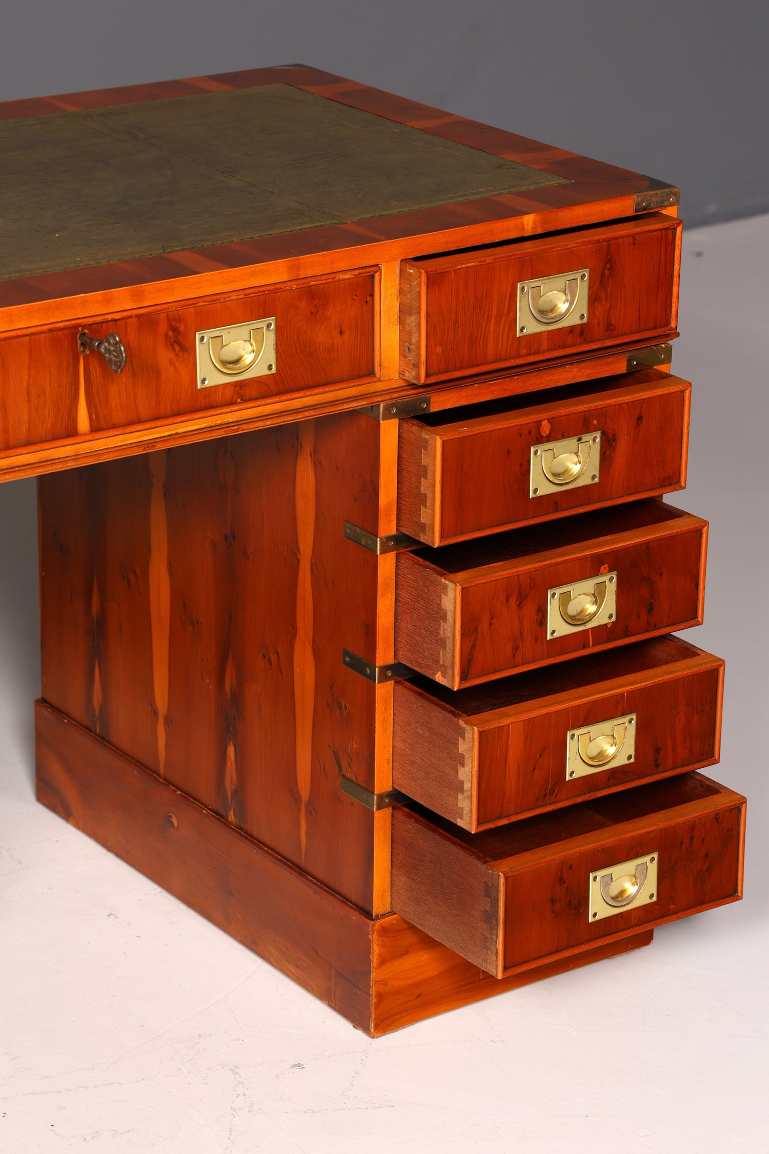 Edler Maritimer Schreibtisch Englischer Military Chest Bürotisch Office Table Echt Lederauflage Antik Vintage