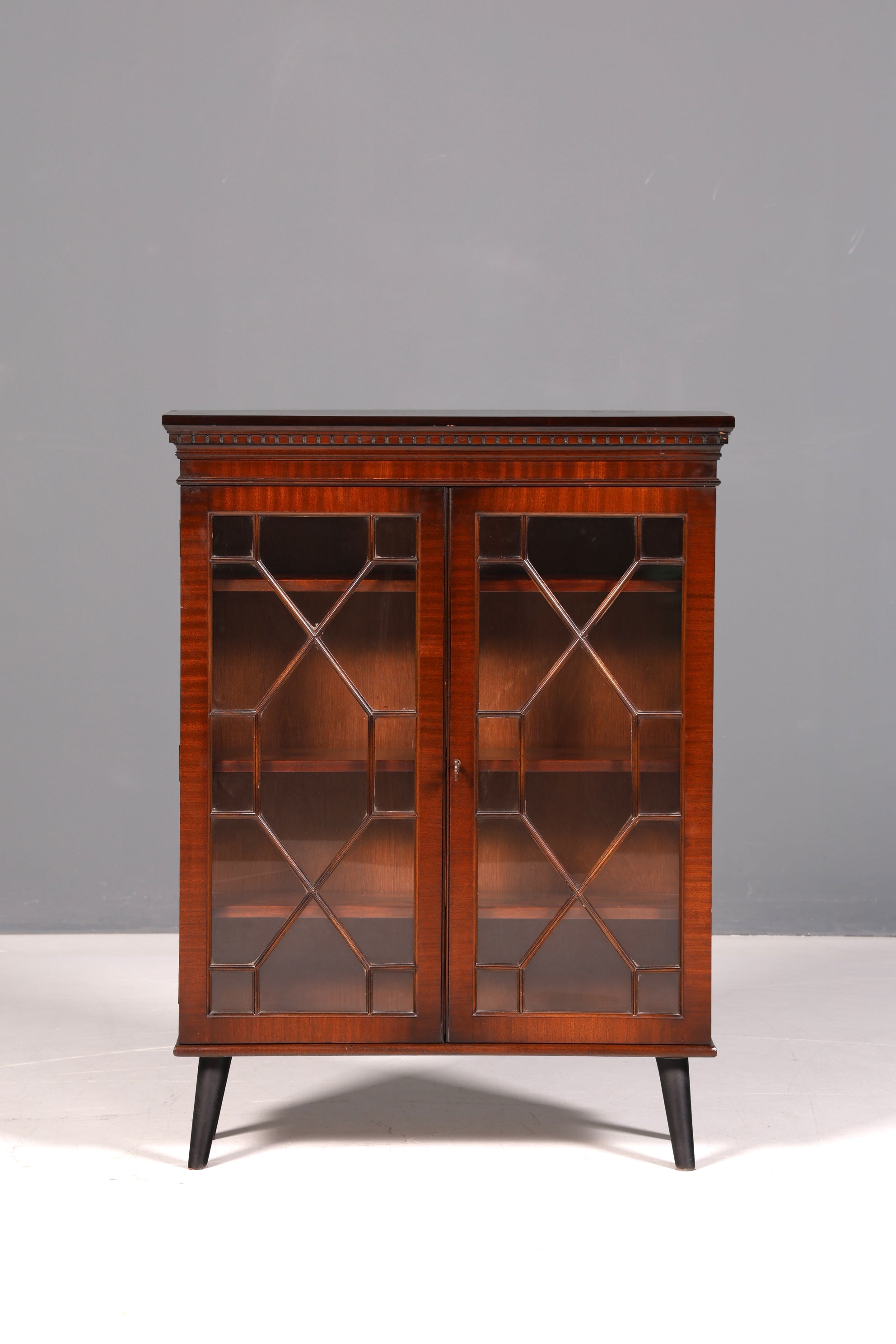 Traumhafte Englische Vitrine Mahagoni Bücherschrank Buffet Antik Stil Glasvitrine Schmal