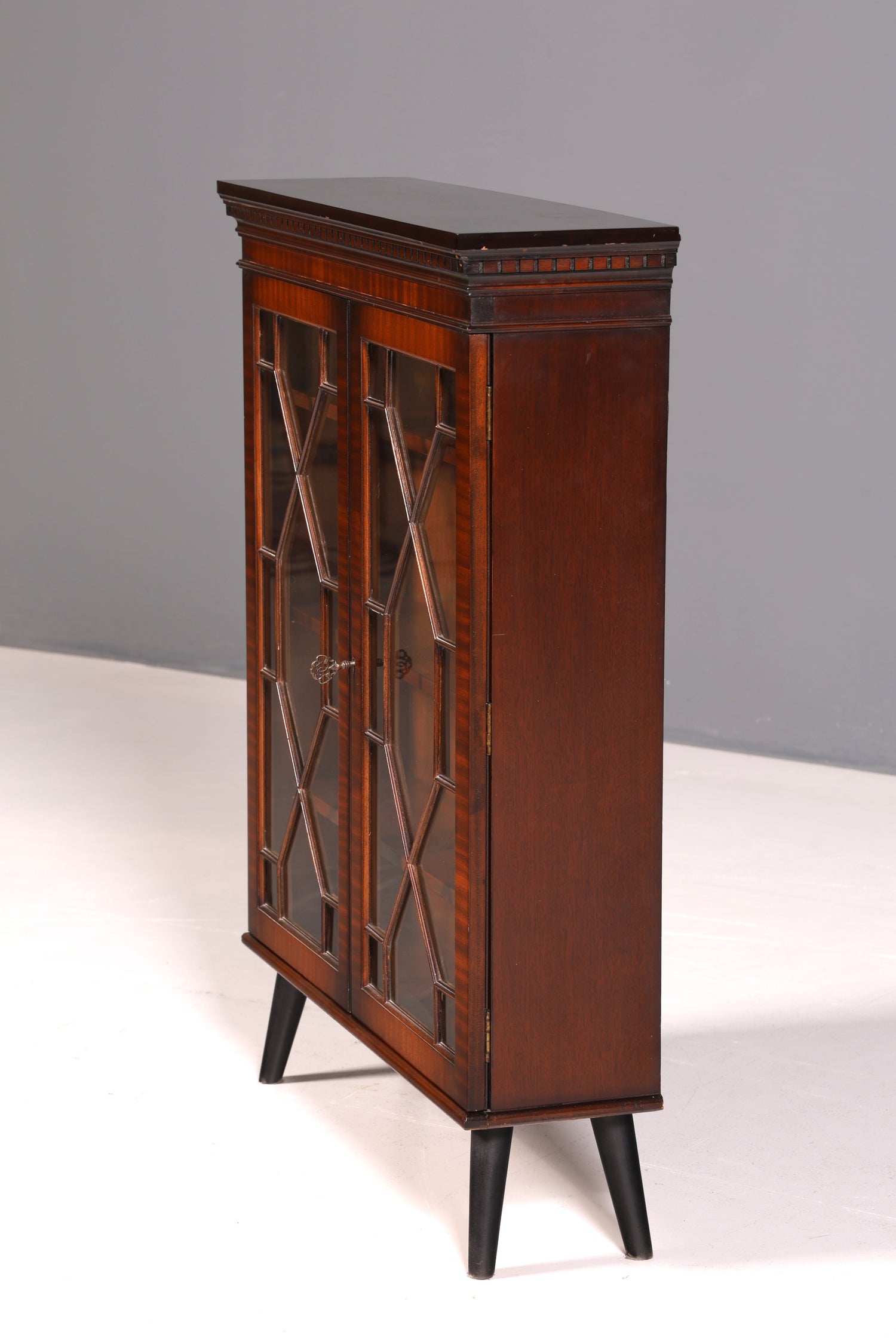 Traumhafte Englische Vitrine Mahagoni Bücherschrank Buffet Antik Stil Glasvitrine Schmal
