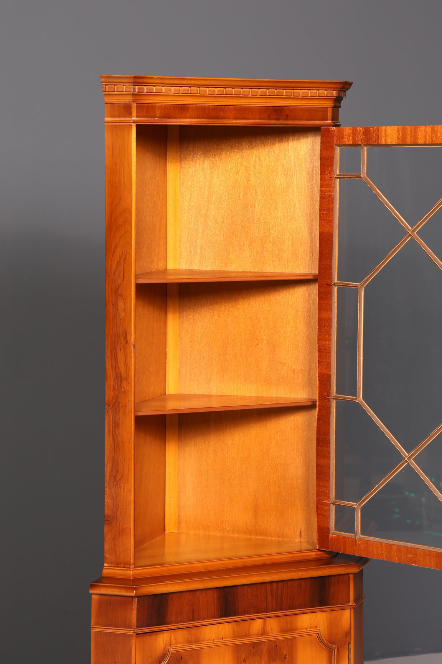 Wunderschöne Englische Eckvitrine Eibe Antik Echt Holz Schrank Eckschrank Glasvitrine Vitrine Vintage