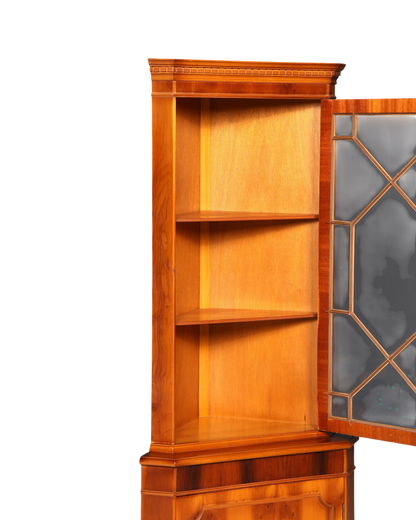 Hauptstadt Möblerei englische Eckvitrine aus Eibenholz mit Glasfront und Einlegeböden im antiken Stil