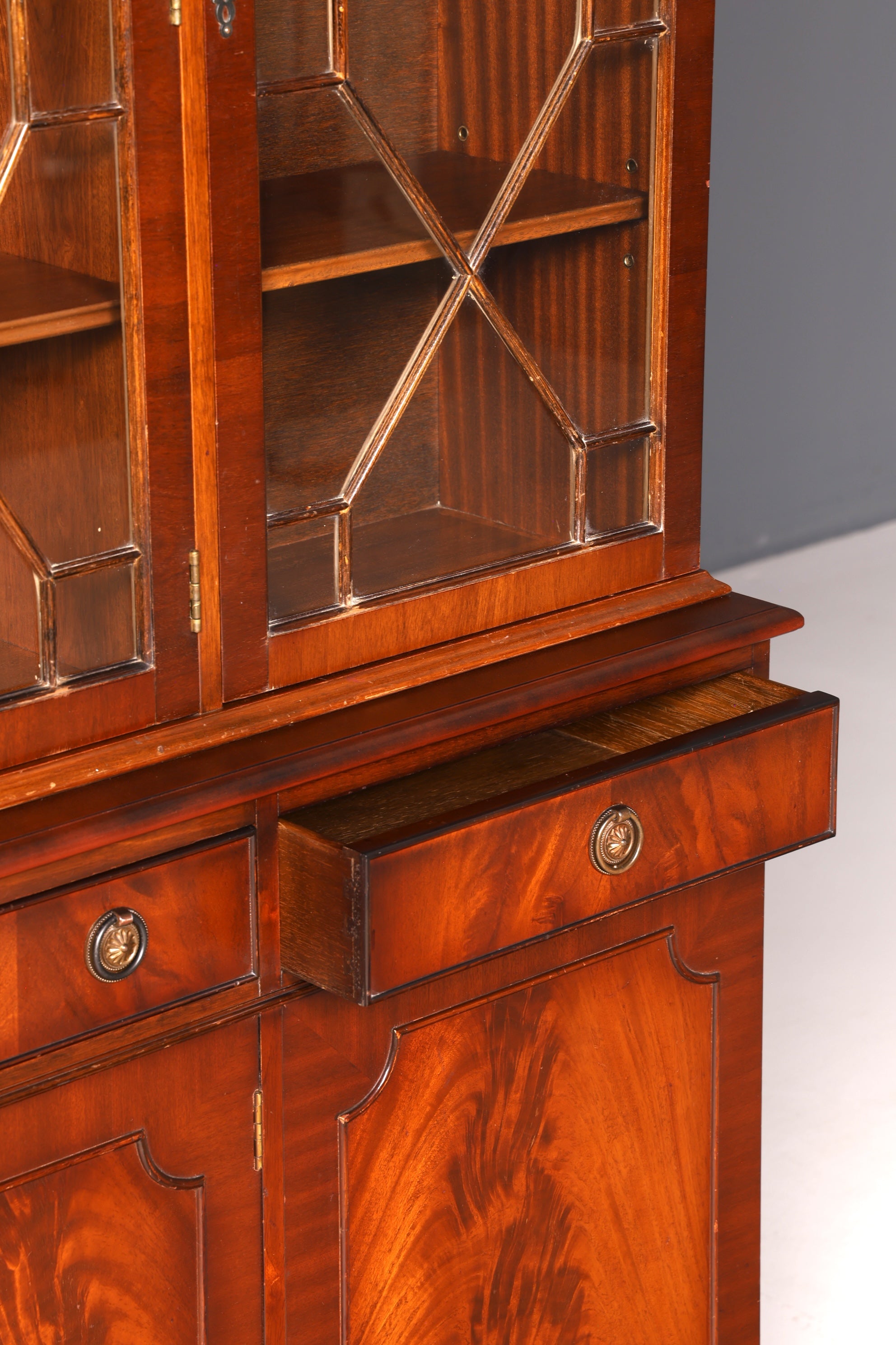 Wunderschöne Englische Vitrine Mahagoni Bibliothek Bücherschrank Buffet Schrank Antik Glasvitrine Vintage
