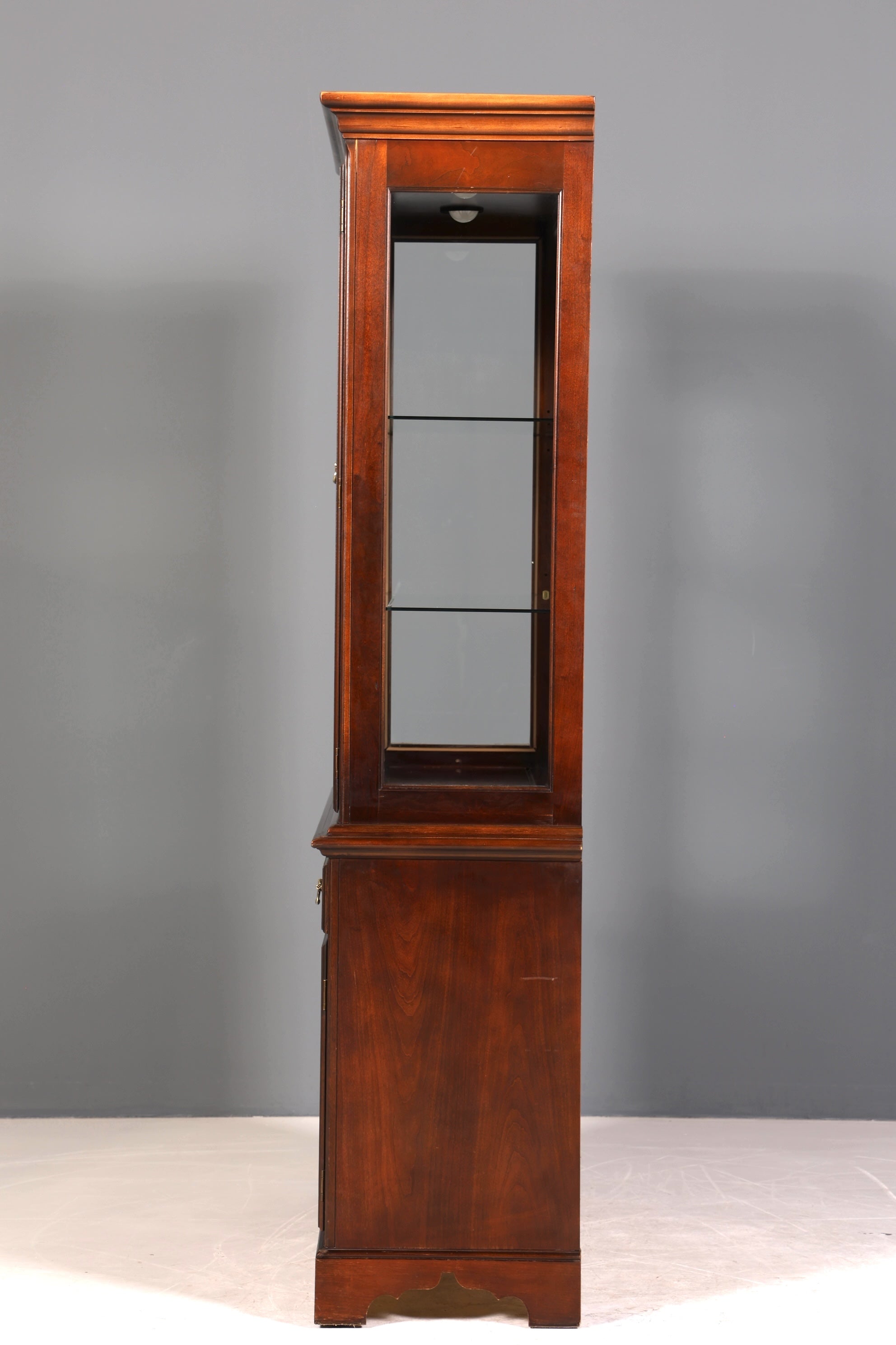 Wunderschöne Original Drexel Heritage Vitrine Bücherschrank USA Schrank Buffet Schrank Regal