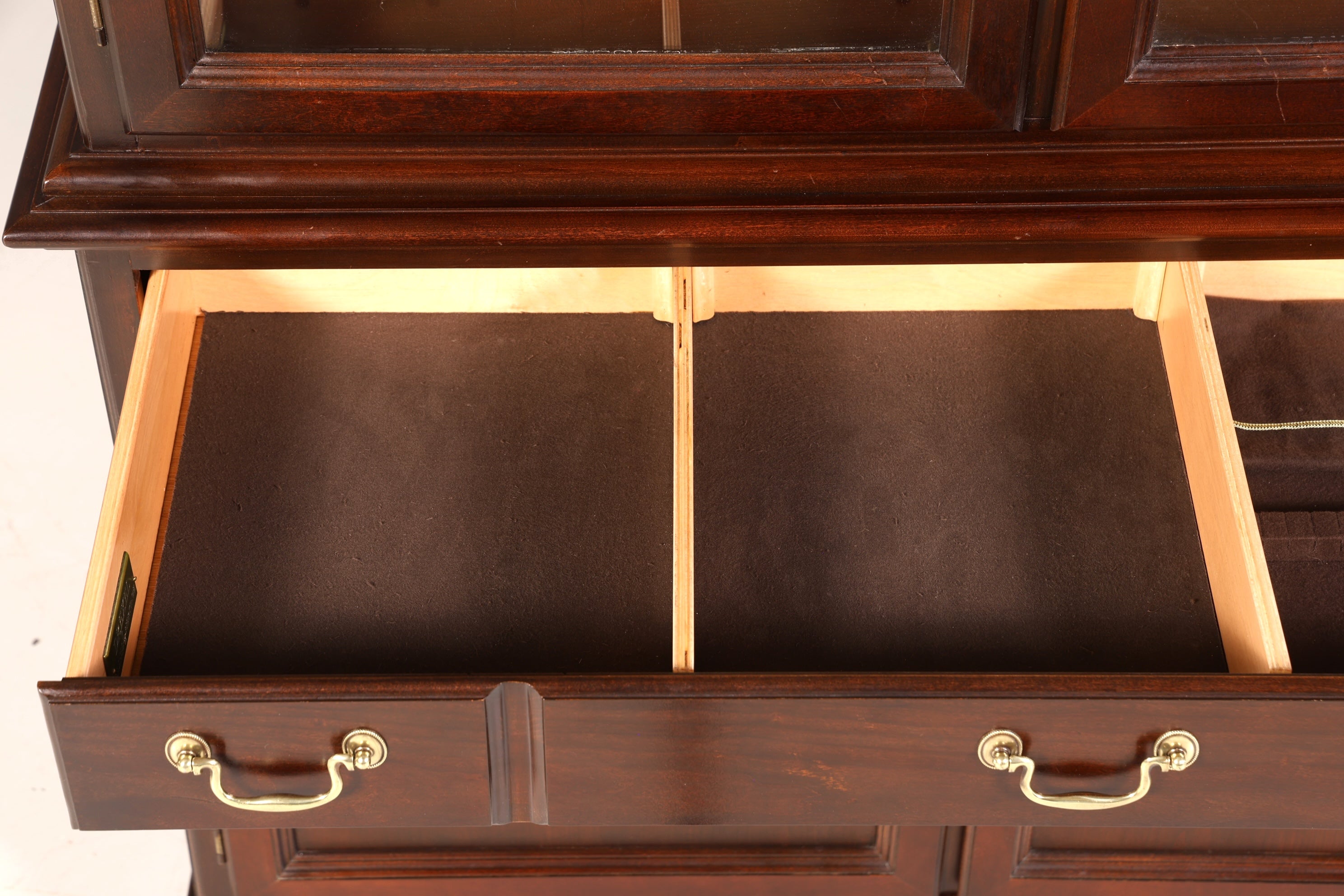 Wunderschöne Original Drexel Heritage Vitrine Bücherschrank USA Schrank Buffet Schrank Regal