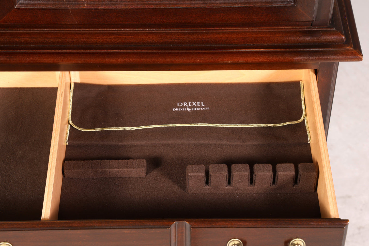 Wunderschöne Original Drexel Heritage Vitrine Bücherschrank USA Schrank Buffet Schrank Regal
