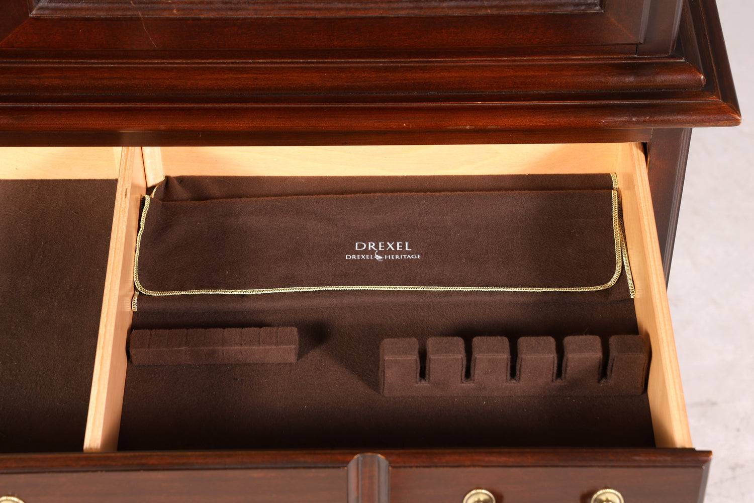 Wunderschöne Original Drexel Heritage Vitrine Bücherschrank USA Schrank Buffet Schrank Regal