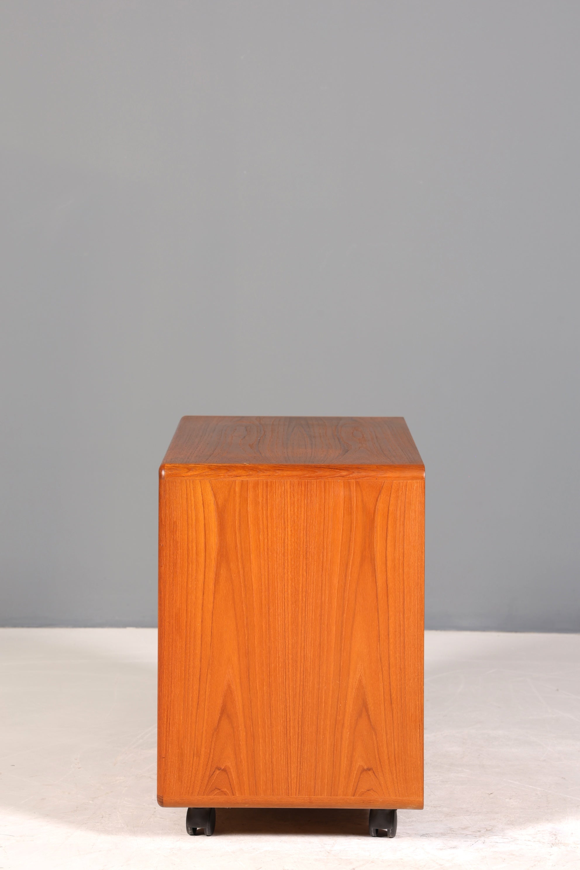Original Mid Century &quot;Dyrlund&quot; Regal Beistelltisch Danish Design Teak Holz Regal TV Hifi Schrank 60s