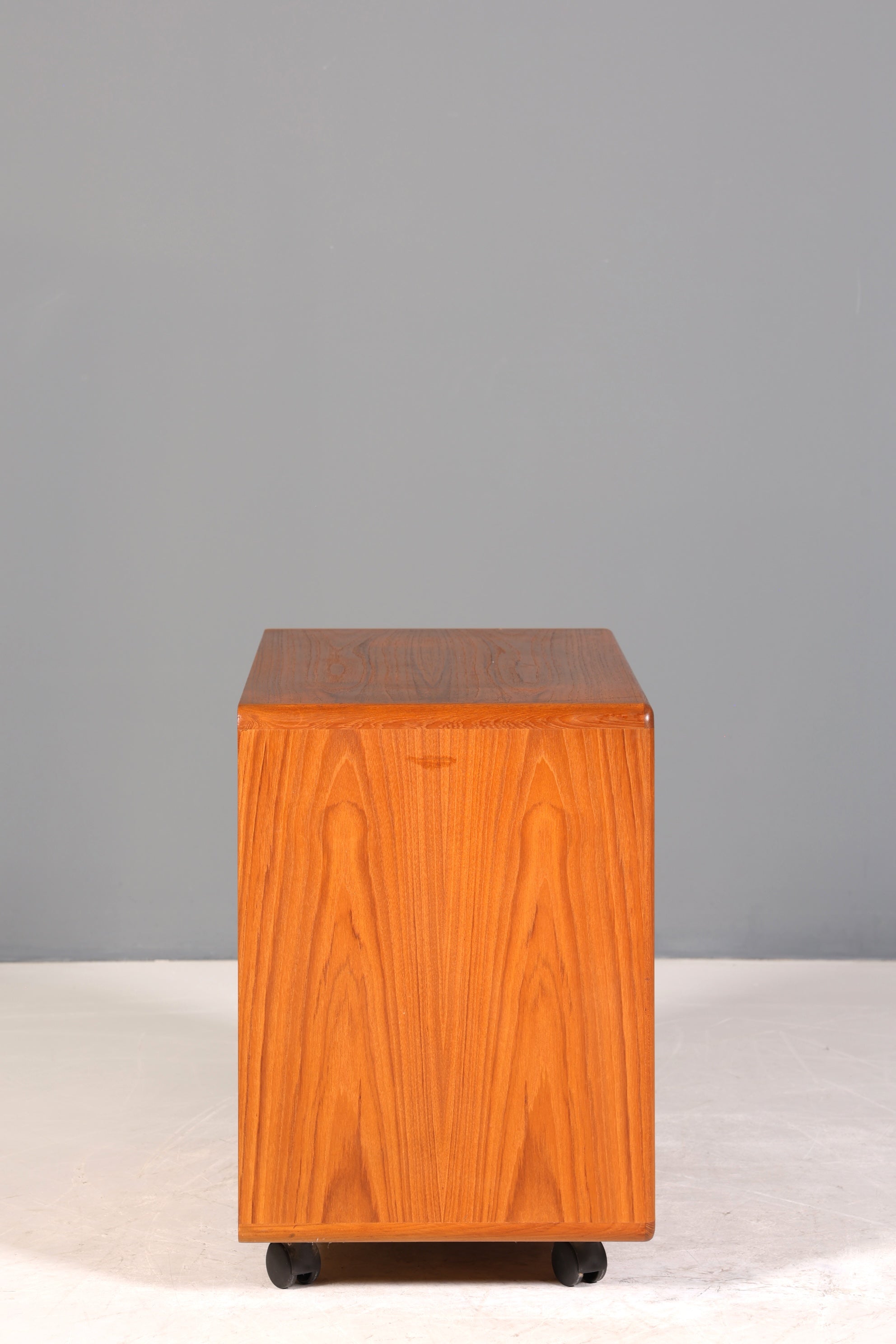 Original Mid Century &quot;Dyrlund&quot; Regal Beistelltisch Danish Design Teak Holz Regal TV Hifi Schrank 60s