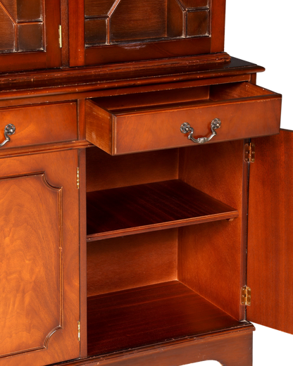 Hauptstadt Möblerei englische Vitrine aus massivem Holz mit offener Schublade und Schrankfach im klassischen Stil