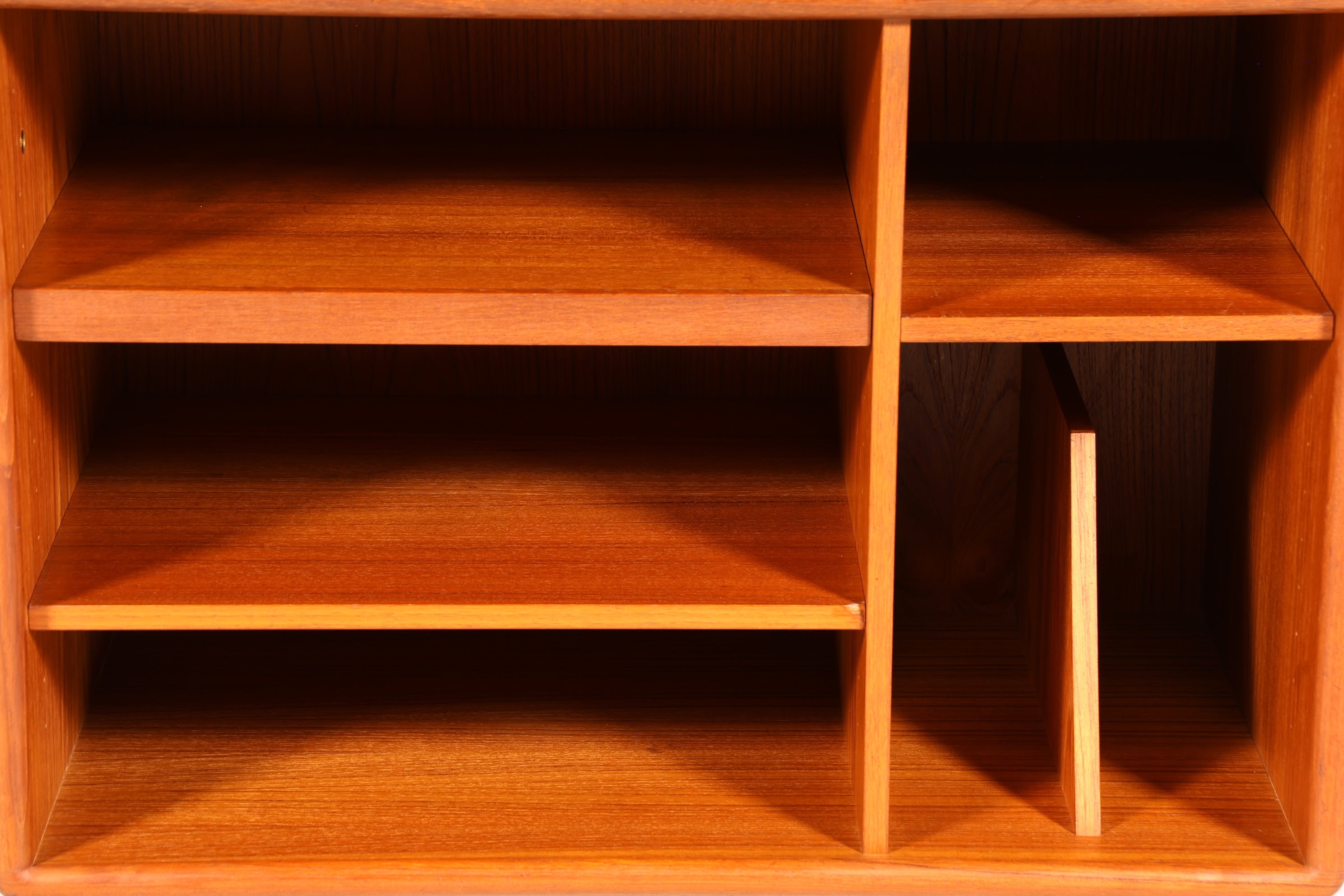 Original Mid Century &quot;Dyrlund&quot; Regal Beistelltisch Danish Design Teak Holz Regal TV Hifi Schrank 60s