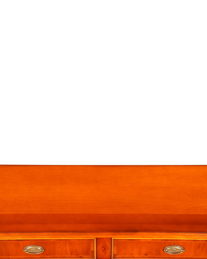 Hauptstadt Möblerei Heldense Sideboard aus englischer Eibe mit detaillierter Holzmaserung und antiken Messinggriffen
