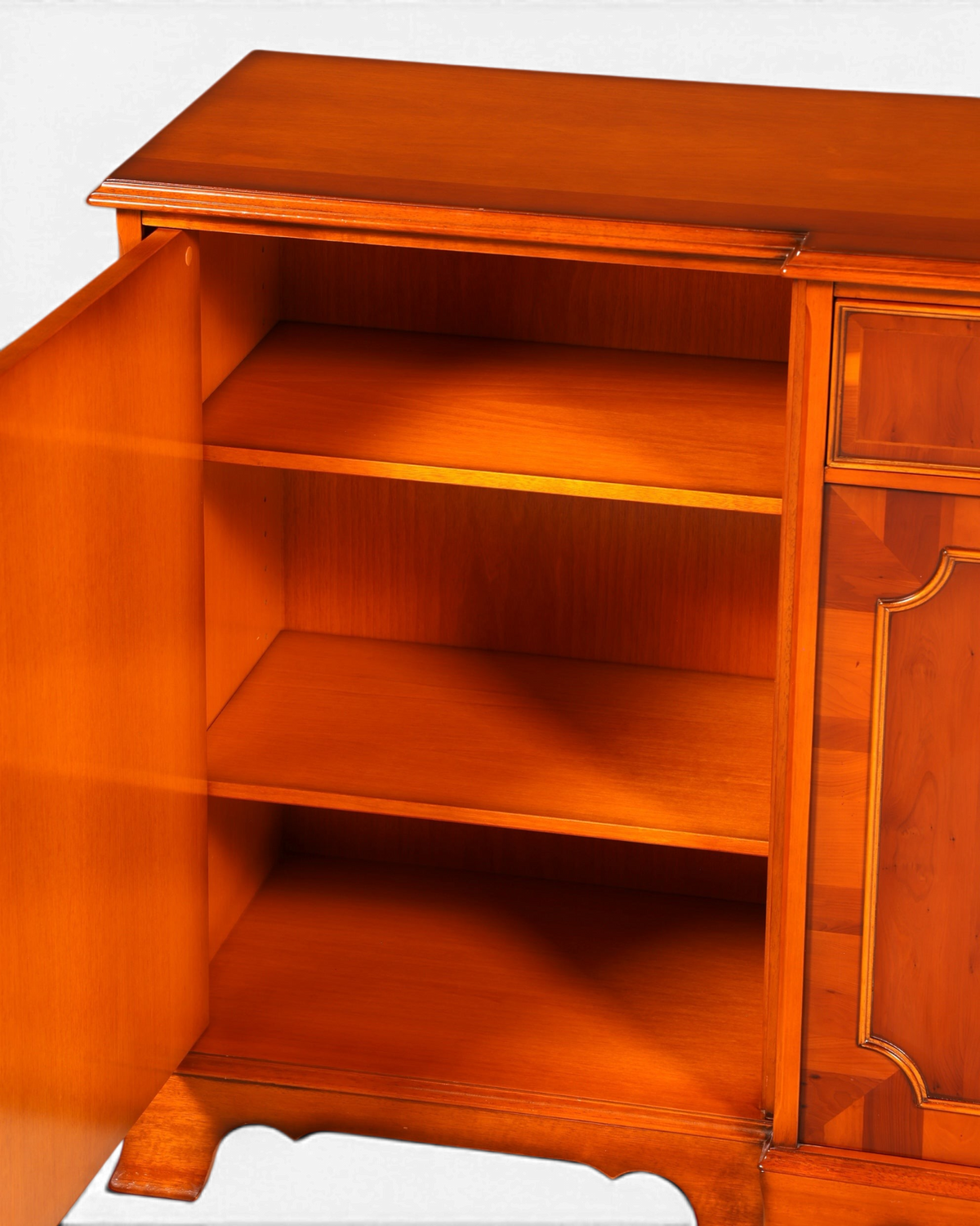 Hauptstadt Möblerei Heldense Sideboard aus Eibe mit geöffneter Tür und verstellbaren Einlegeböden im Vintage-Stil