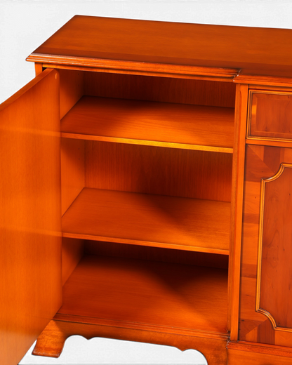 Hauptstadt Möblerei Heldense Sideboard aus Eibe mit geöffneter Tür und verstellbaren Einlegeböden im Vintage-Stil