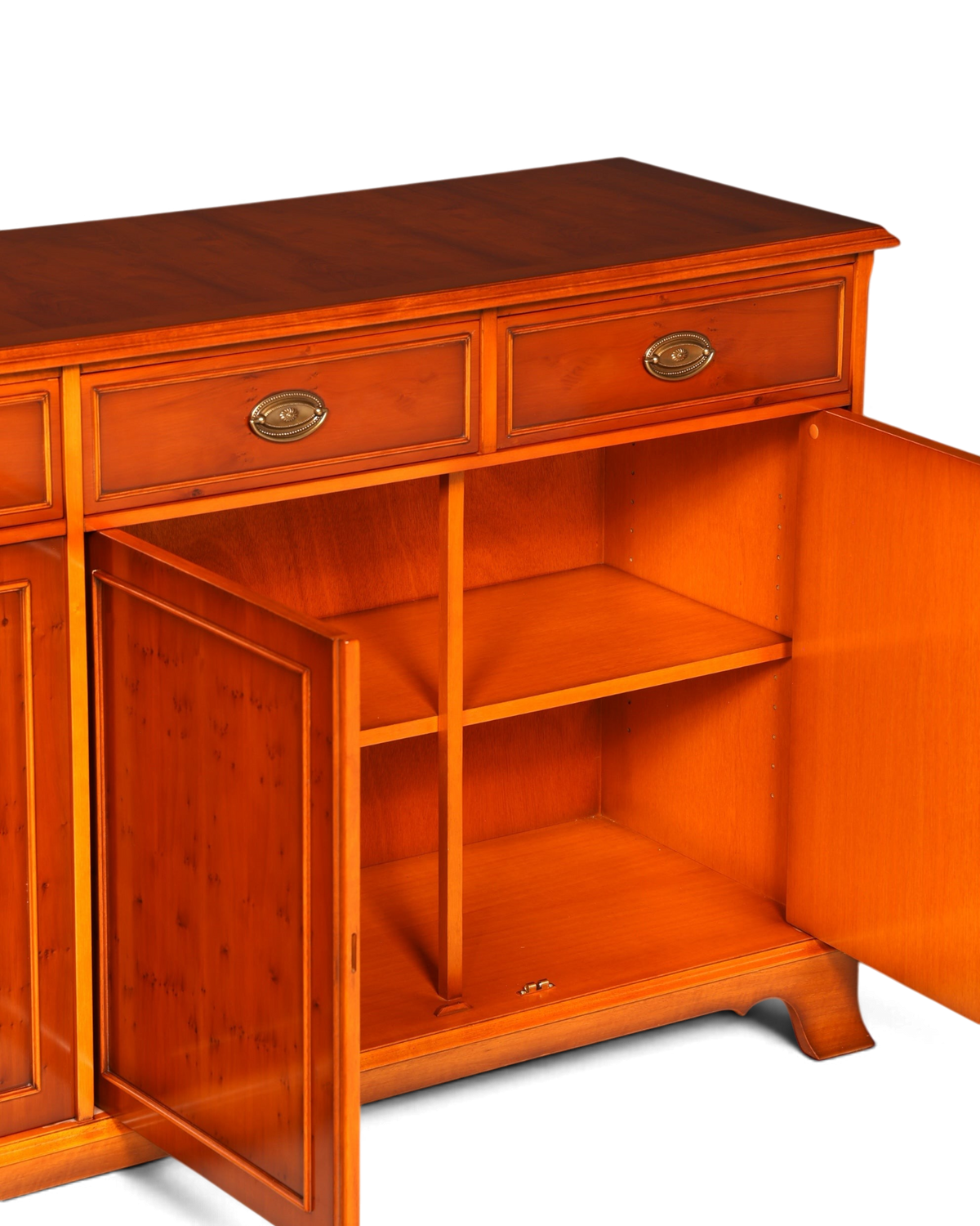 Hauptstadt Möblerei Heldense Sideboard aus englischer Eibe mit Schubladen und offenen Türen im Vintage-Stil