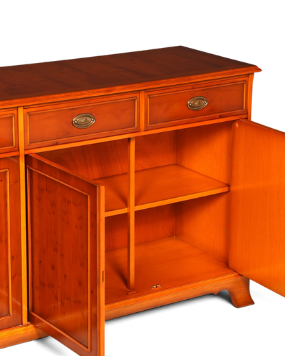 Hauptstadt Möblerei Heldense Sideboard aus englischer Eibe mit Schubladen und offenen Türen im Vintage-Stil