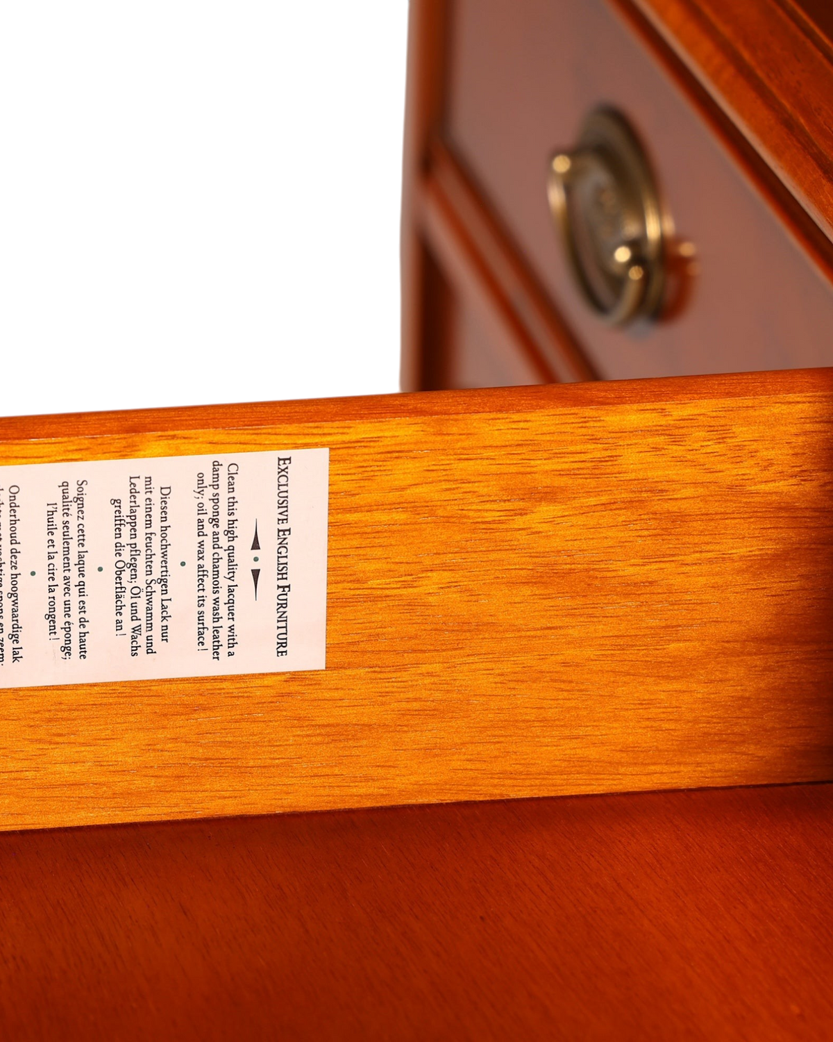 Hauptstadt Möblerei Heldense Sideboard aus Eibe mit Pflegehinweis-Aufkleber im Schubladeninneren