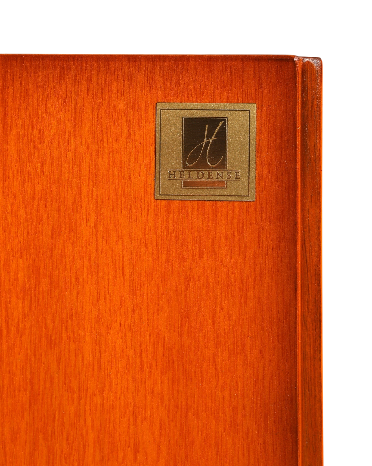 Hauptstadt Möblerei Heldense Sideboard aus englischer Eibe mit markantem goldenem Logo auf warmem Holz