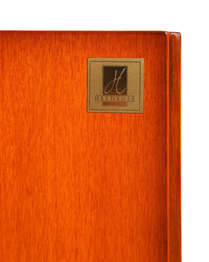 Hauptstadt Möblerei Heldense Sideboard aus englischer Eibe mit markantem goldenem Logo auf warmem Holz