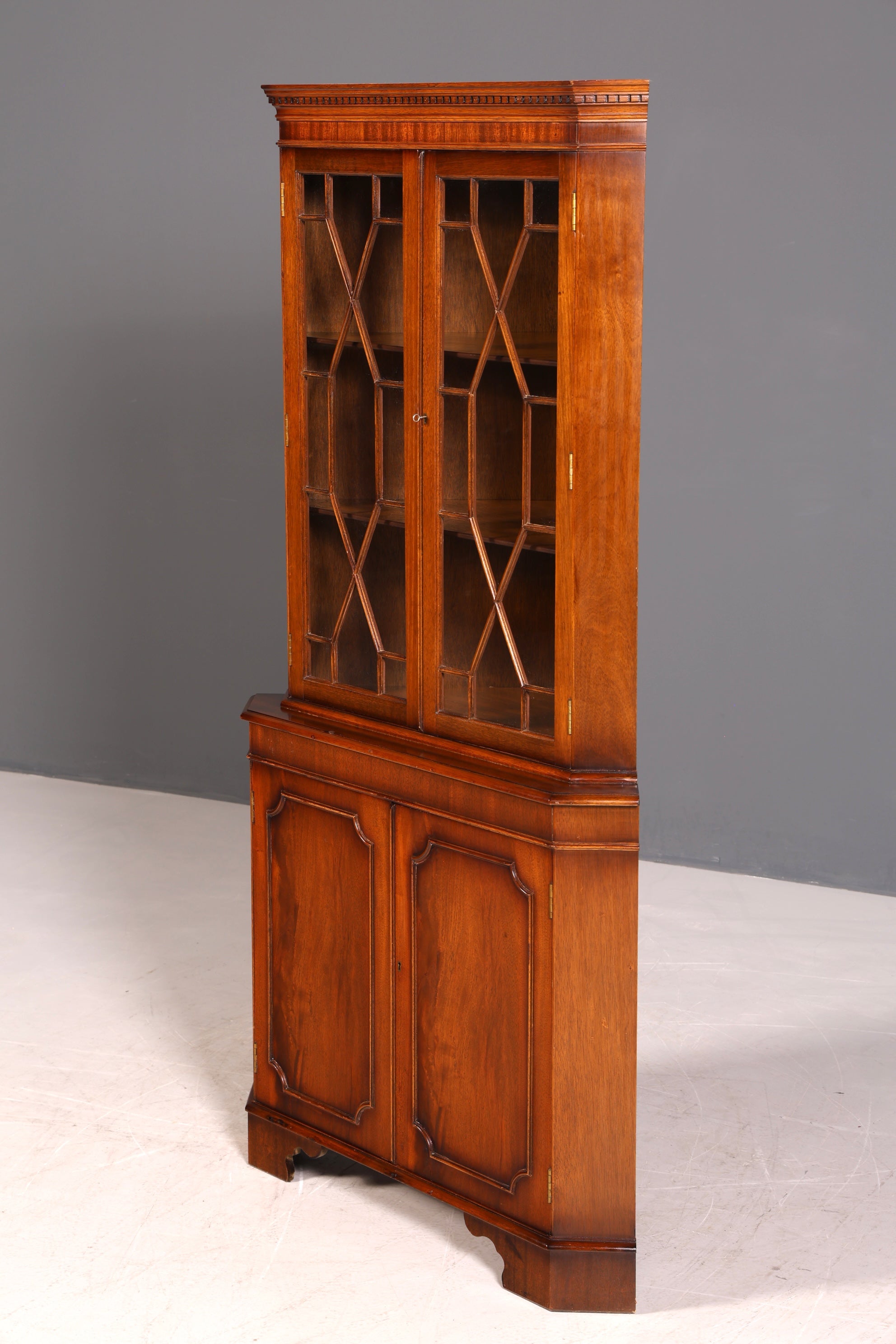 G238 Finish Wunderschöne Englische Eckvitrine Mahagoni Antik 60s echt Holz Schrank Eckschrank Glasvitrine (Kopie)