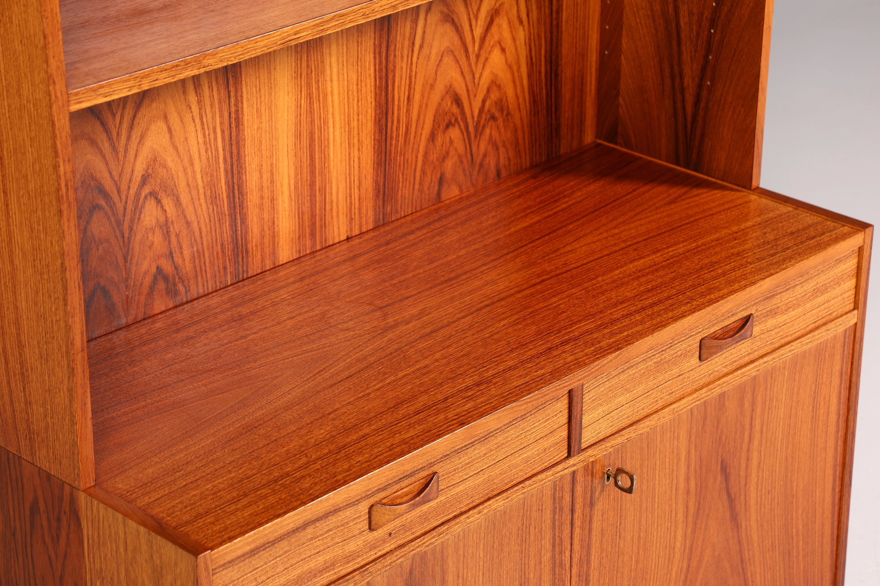 Traumhaftes Mid Century Regal echt Holz Schrank Danish Design Retro Kommode Vintage Bücherregal 60er Jahre 1 von 3