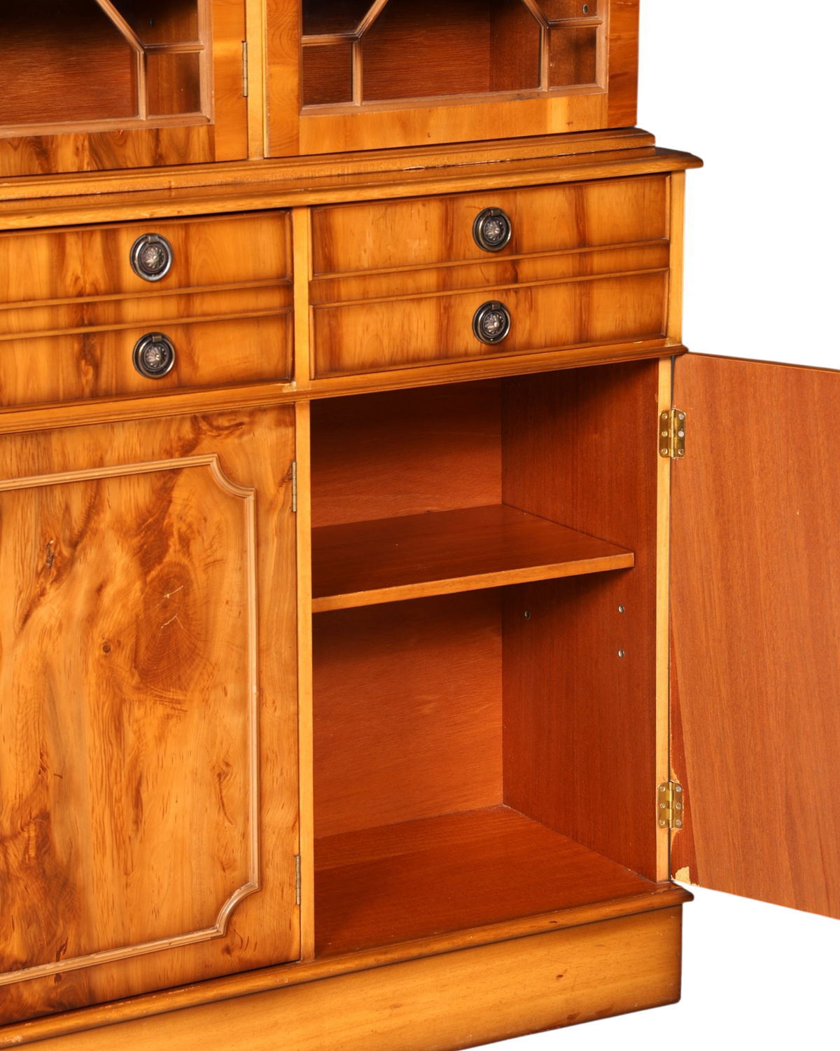 Hauptstadt Möblerei englischer Vitrinenschrank aus massivem Holz mit Schubladen und offener Schranktür im Vintage-Stil