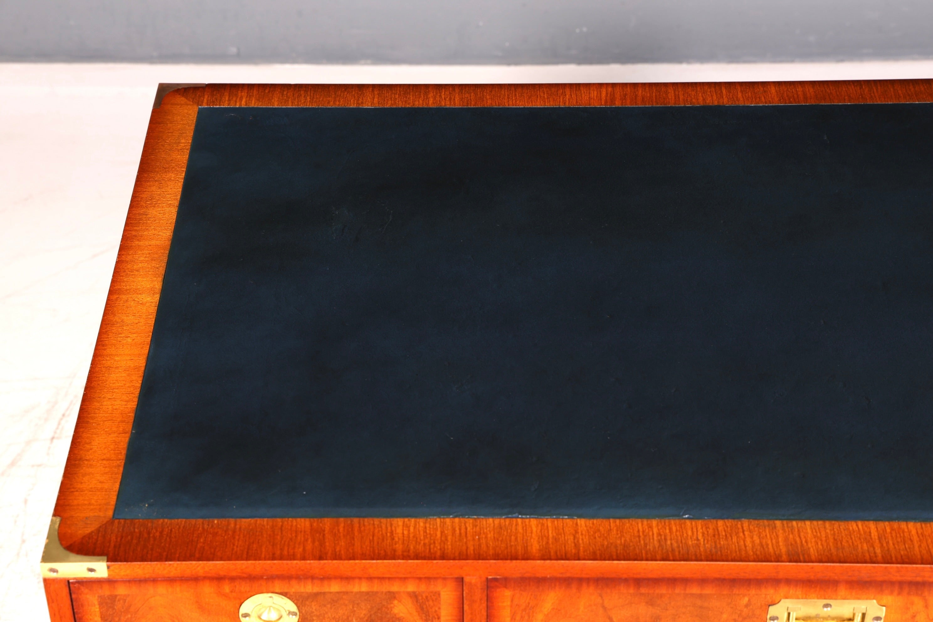 Edler Maritimer Schreibtisch Englischer Military Chest Bürotisch Office Table Echt Lederauflage Antik Vintage