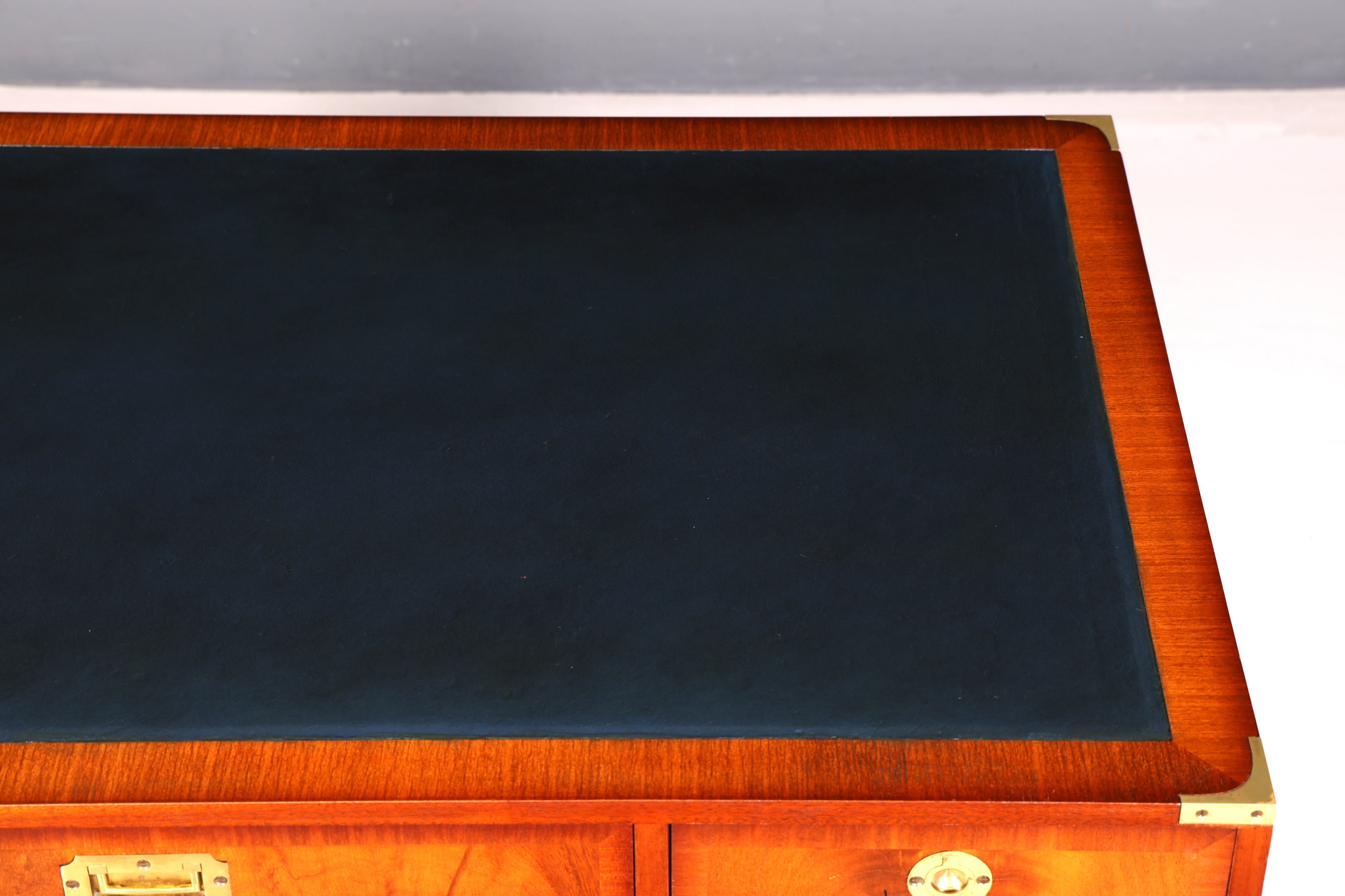 Edler Maritimer Schreibtisch Englischer Military Chest Bürotisch Office Table Echt Lederauflage Antik Vintage