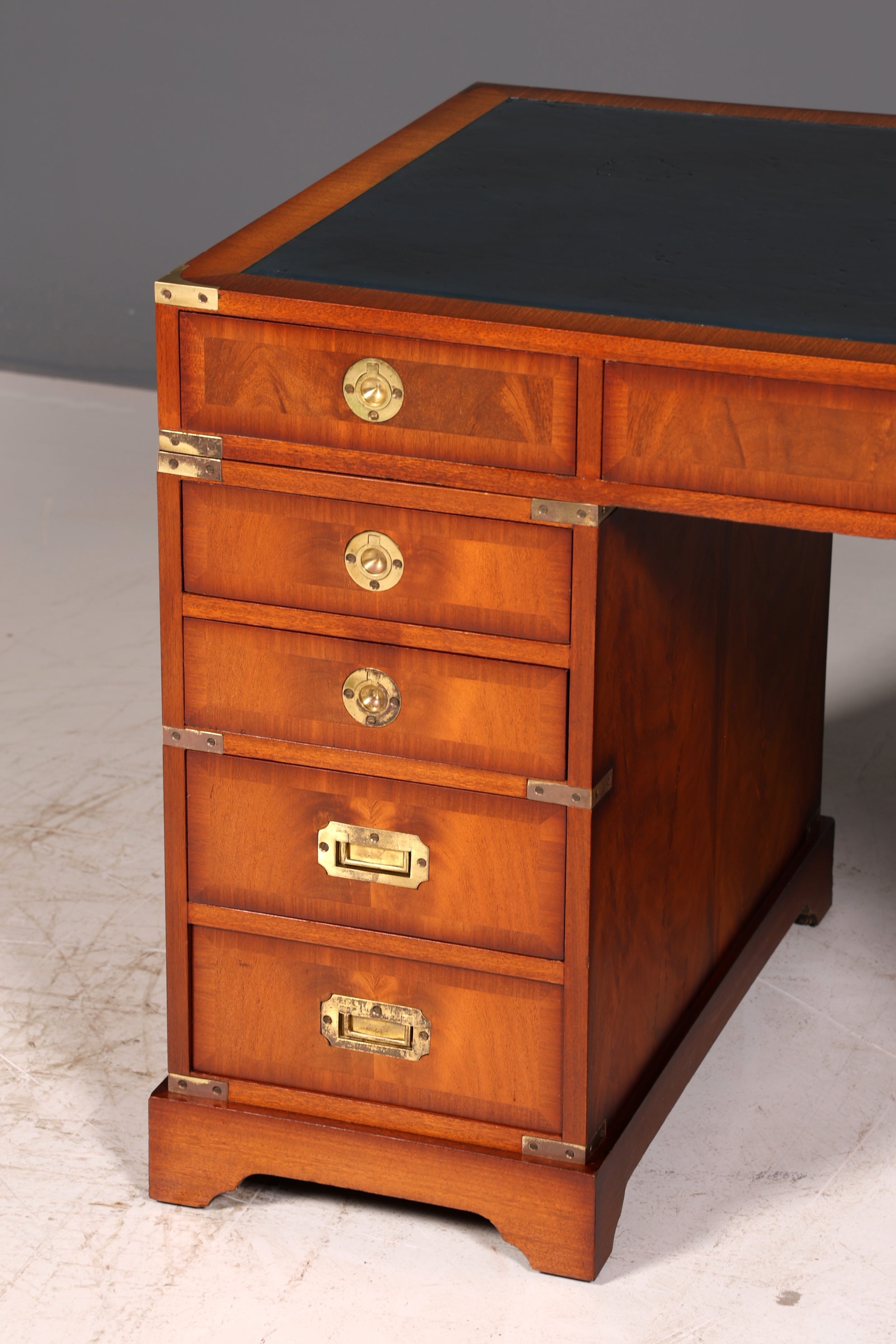 Edler Maritimer Schreibtisch Englischer Military Chest Bürotisch Office Table Echt Lederauflage Antik Vintage