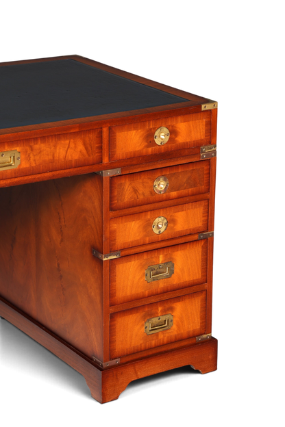 Hauptstadt Möblerei maritimer Military Chest Schreibtisch aus Holz mit Lederauflage und Messingbeschlägen