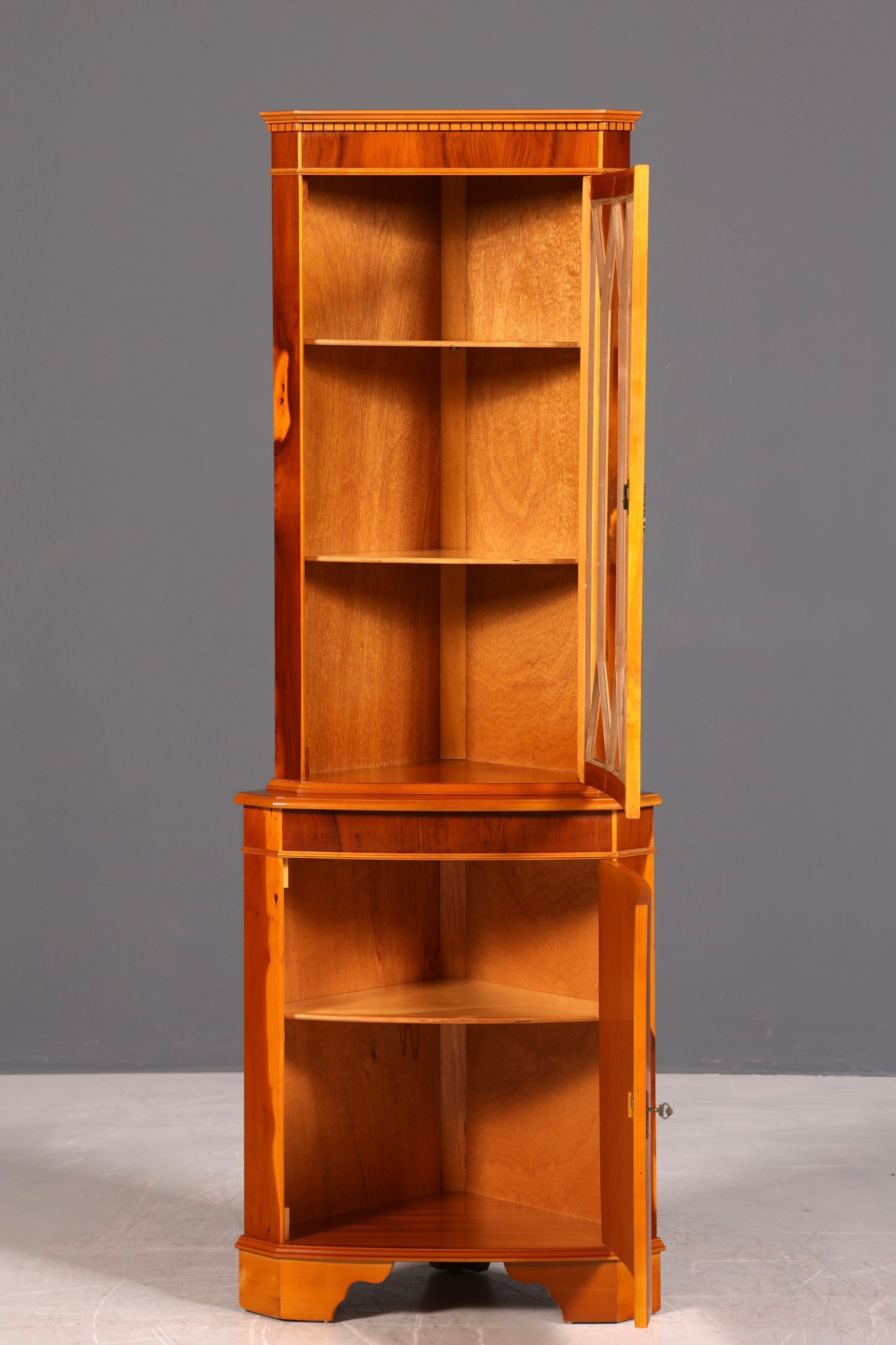 G247 Finish Wunderschöne Englische Eckvitrine Antik 60s echt Holz Schrank Eckschrank Glasvitrine Vitrine (Kopie)