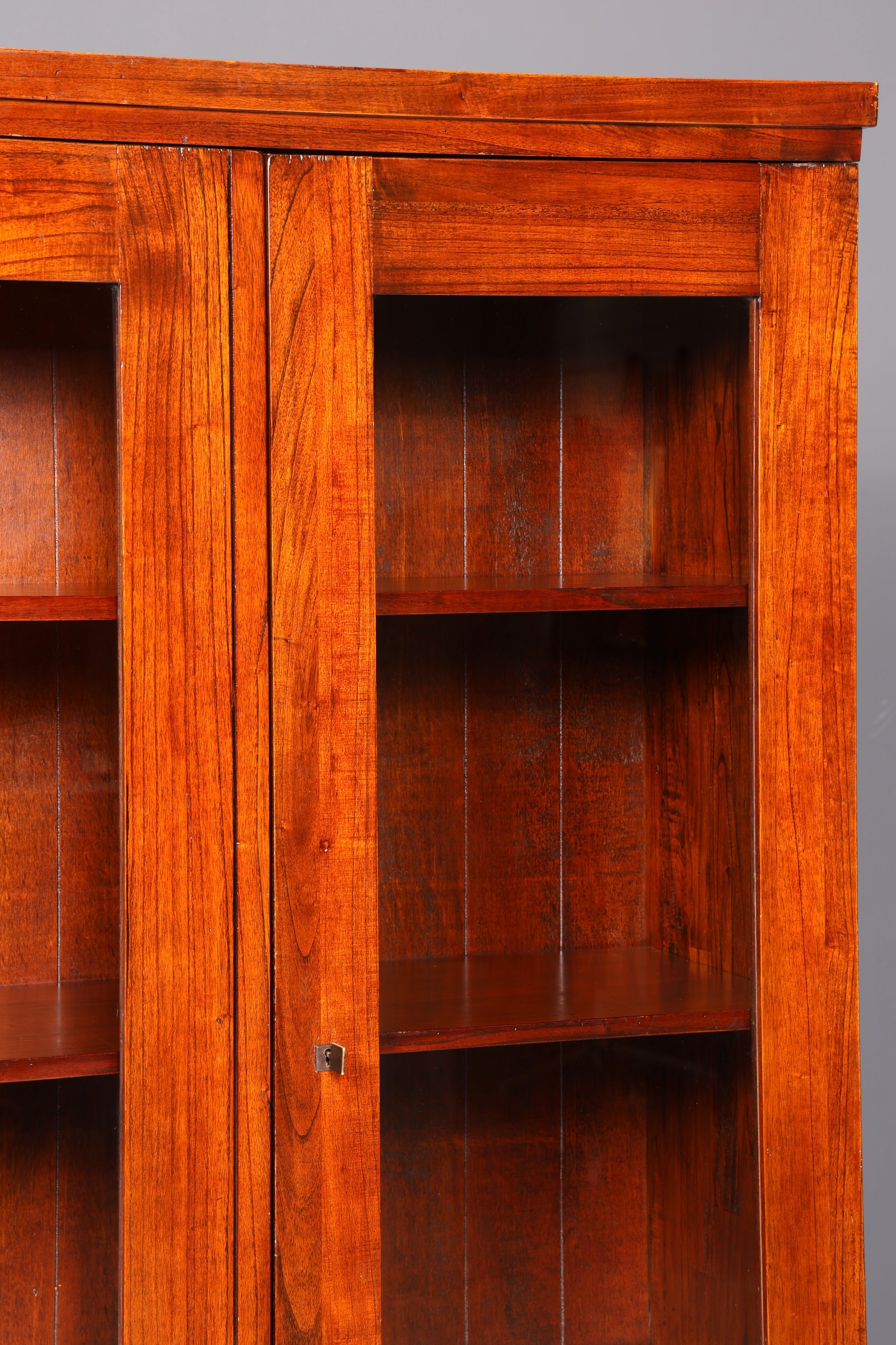 Wunderschöne Vitrine im englischen Stil Englische Bücherschrank Antik Stil Glasvitrine Buffet Holz Schrank