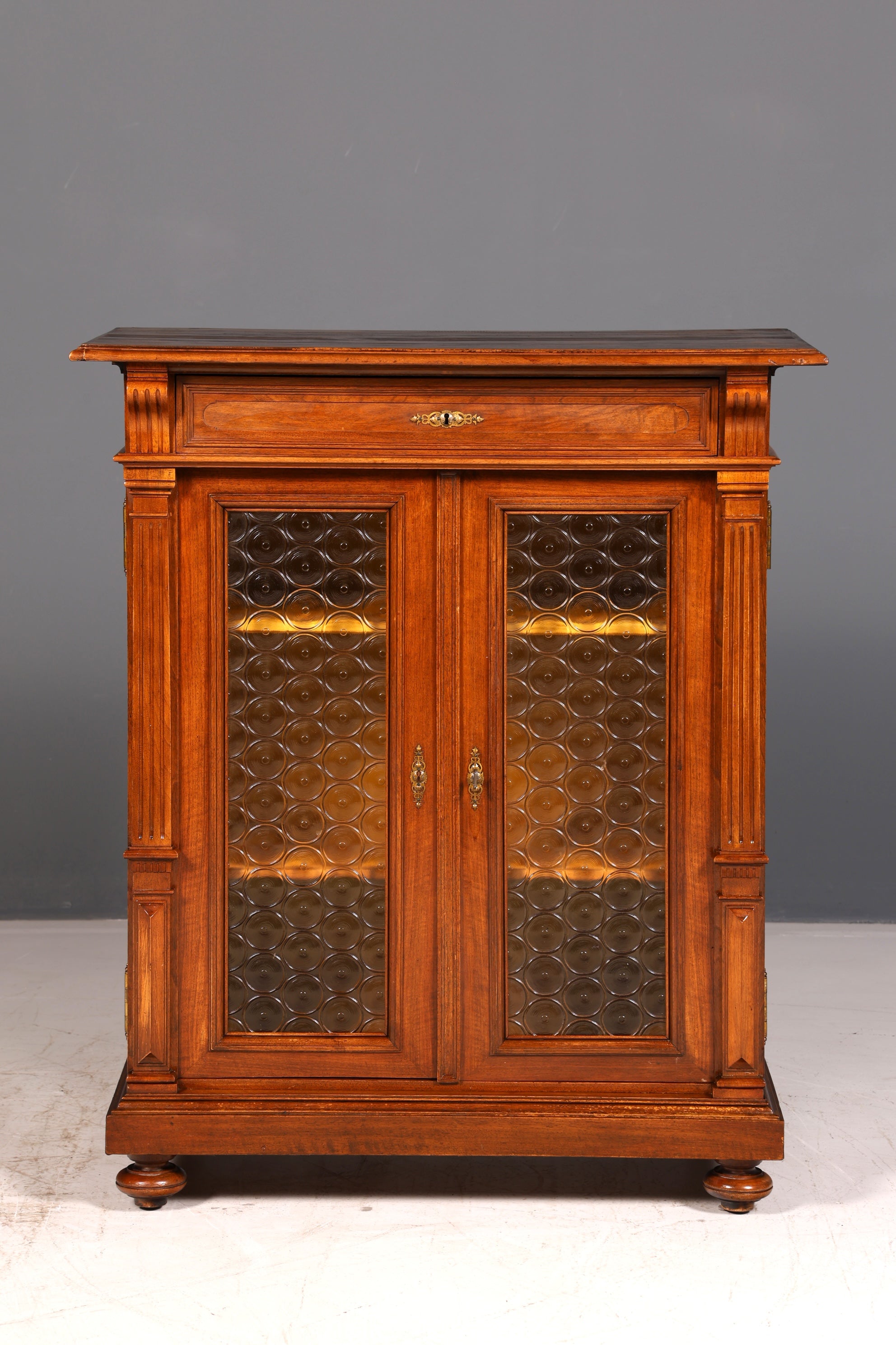 Edle Gründerzeit Vitrine um 1880 Schrank Antik Jugendstil Nussbaum Bücherschrank Buffet Vintage