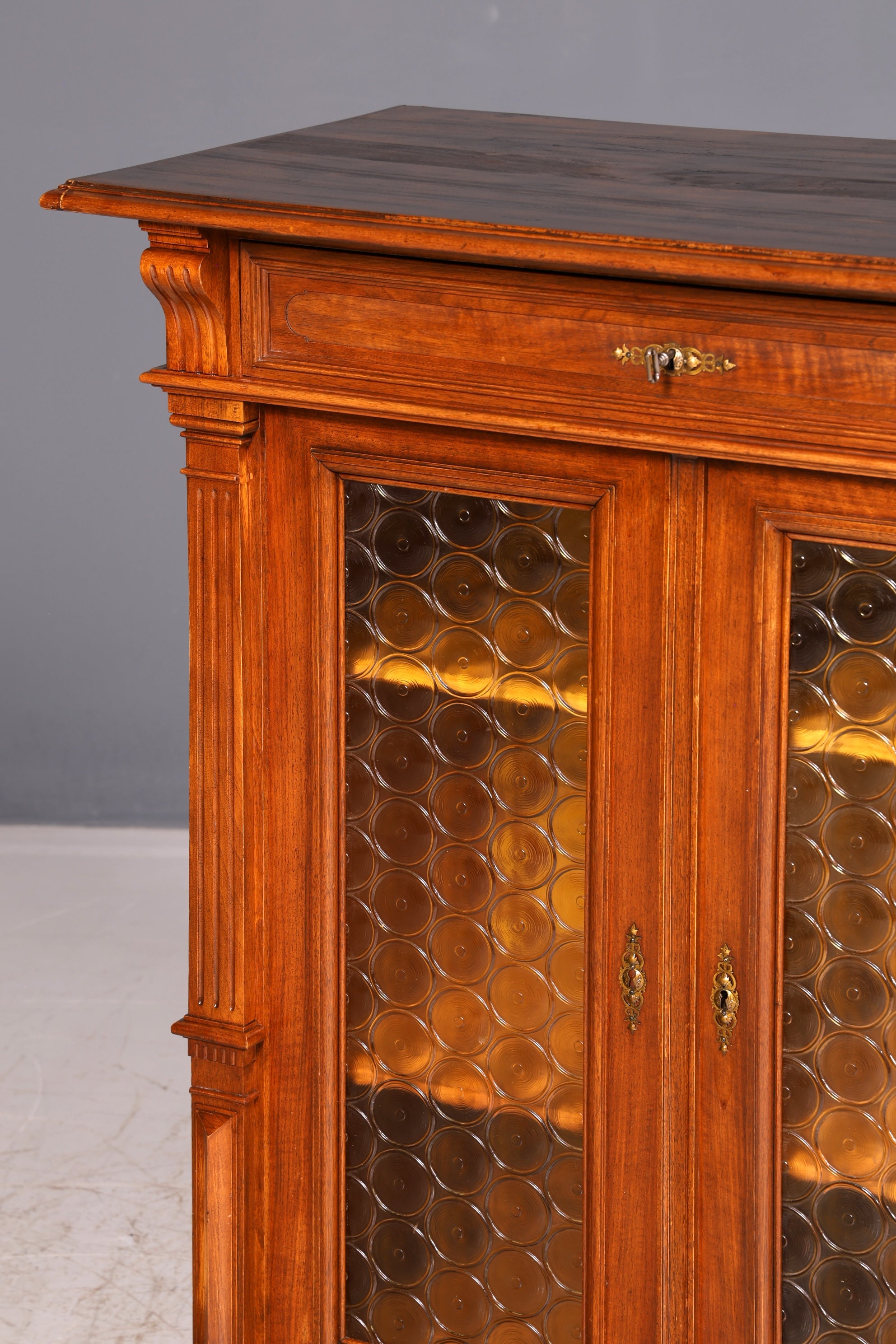 Edle Gründerzeit Vitrine um 1880 Schrank Antik Jugendstil Nussbaum Bücherschrank Buffet Vintage