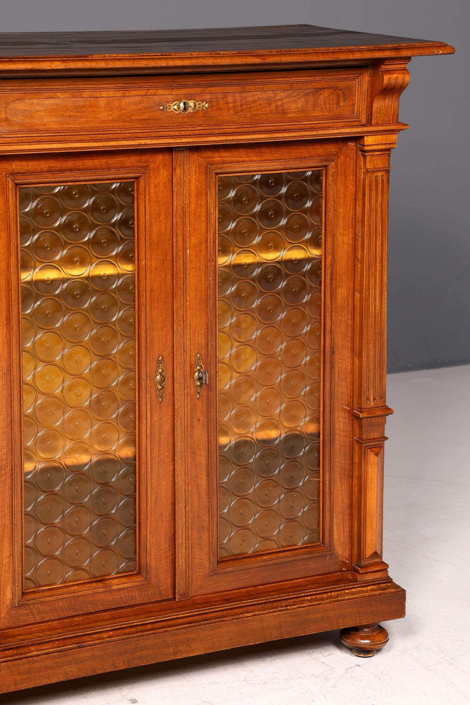 Edle Gründerzeit Vitrine um 1880 Schrank Antik Jugendstil Nussbaum Bücherschrank Buffet Vintage