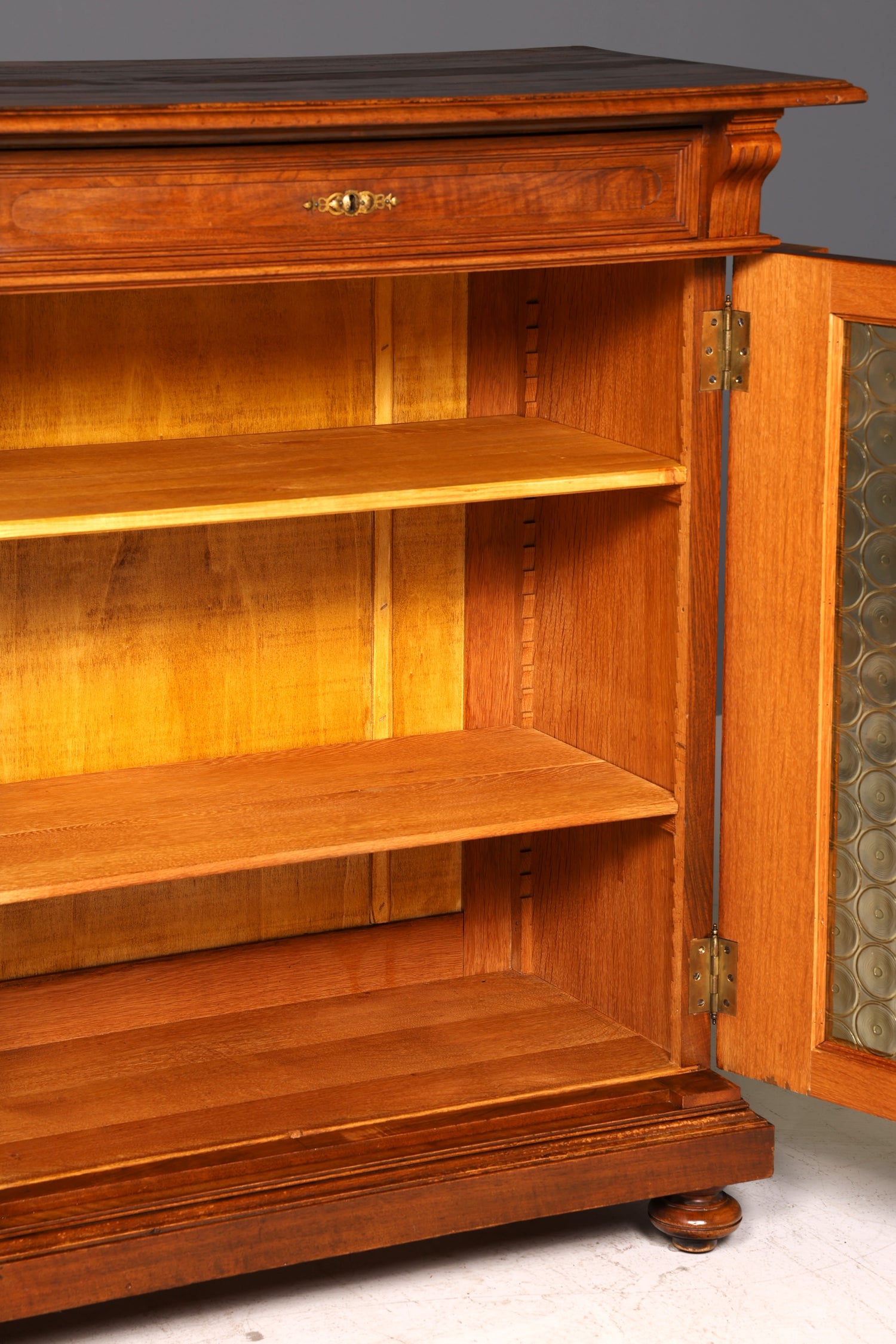 Edle Gründerzeit Vitrine um 1880 Schrank Antik Jugendstil Nussbaum Bücherschrank Buffet Vintage