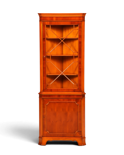 Hauptstadt Möblerei Heldense Eckvitrine aus Eibenholz im englischen Antik-Stil mit Glastüren und verstellbaren Böden