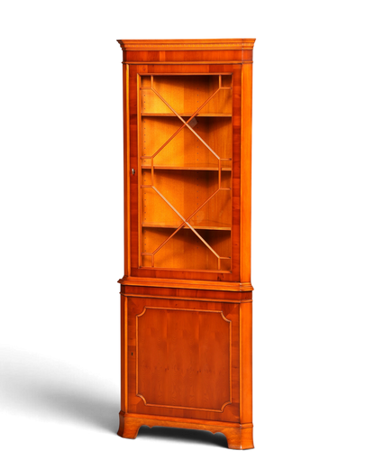 Hauptstadt Möblerei Heldense Eckvitrine aus Eibenholz im englischen Antik-Stil mit Glastür und verstellbaren Böden