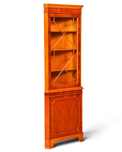 Hauptstadt Möblerei Heldense Eckvitrine aus Eibenholz im englischen Antik-Stil mit Glastüren und Einlegeböden