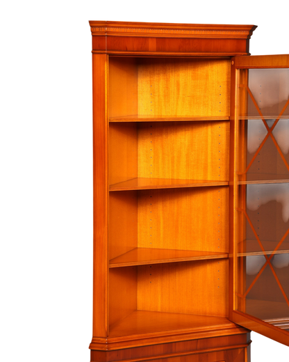 Hauptstadt Möblerei Heldense Eckvitrine aus Eibenholz mit verstellbaren Einlegeböden und eleganter Glastür