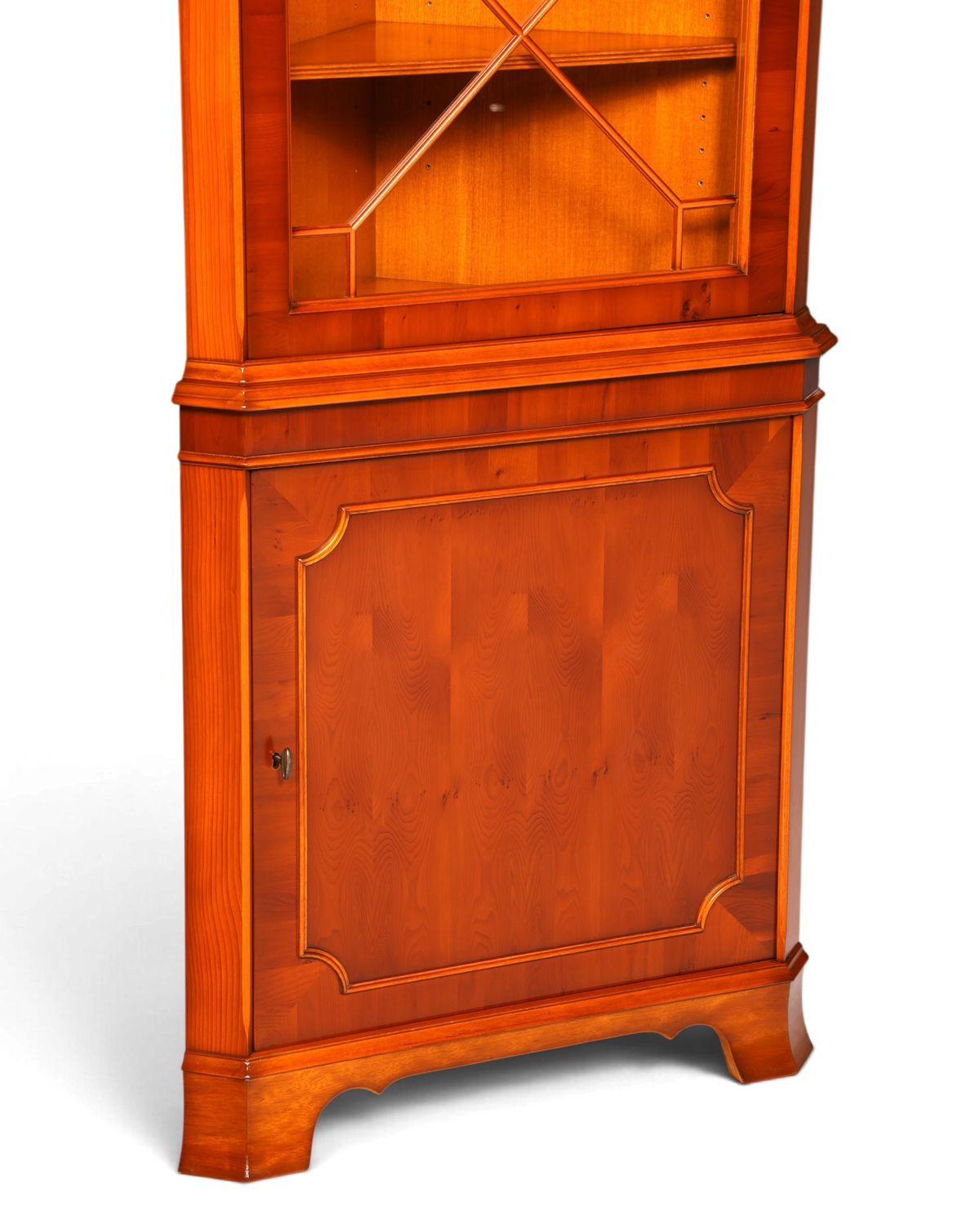 Hauptstadt Möblerei Heldense Eckvitrine aus Eibenholz im englischen Antik-Stil mit Glastür und warmer Maserung