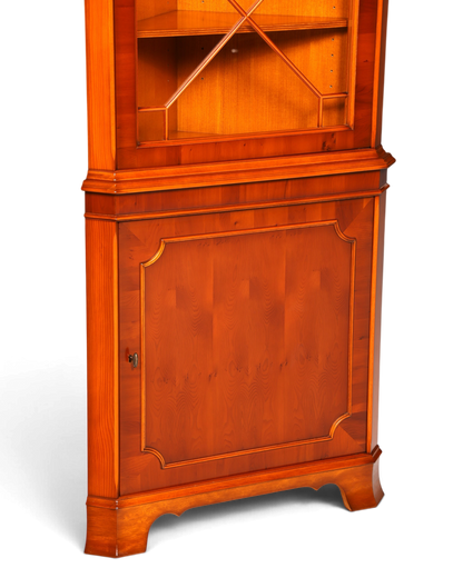Hauptstadt Möblerei Heldense Eckvitrine aus Eibenholz im englischen Antik-Stil mit Glastür und warmer Maserung