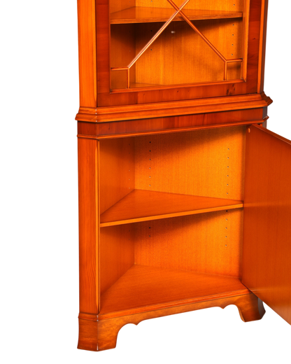 Hauptstadt Möblerei Heldense Eckvitrine aus Eibenholz mit Glasfront und verstellbaren Einlegeböden im englischen Stil