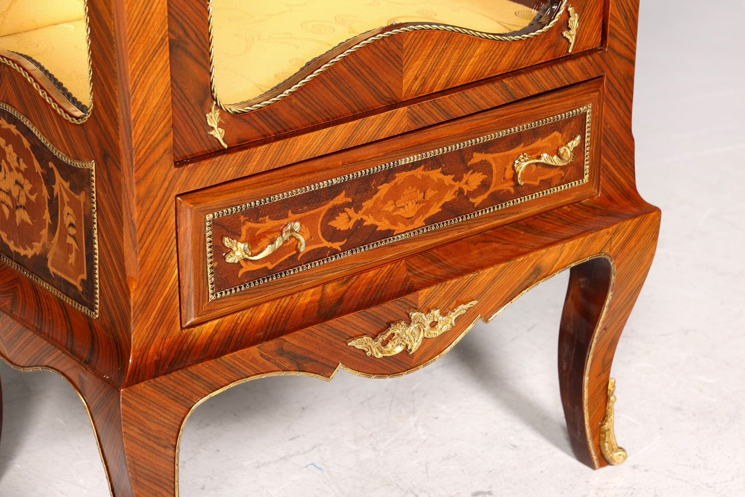 Traumhafte Barock Stil Vitrine Antik Stil Sammler Schrank Intarsien Glasschrank