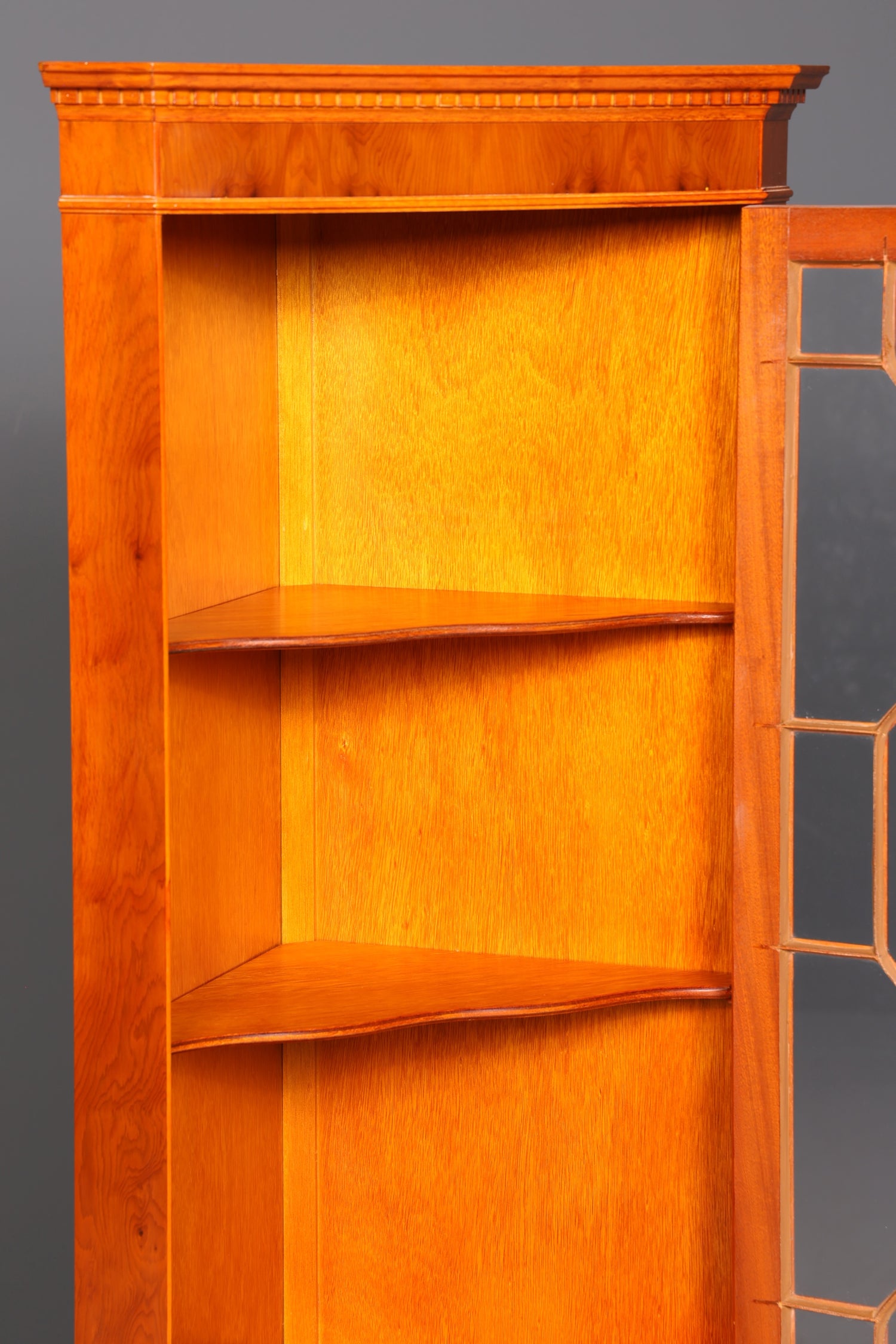 Wunderschöne Englische Eckvitrine Eibe Echt Holz Schrank Eckschrank Glasvitrine Vitrine Vintage