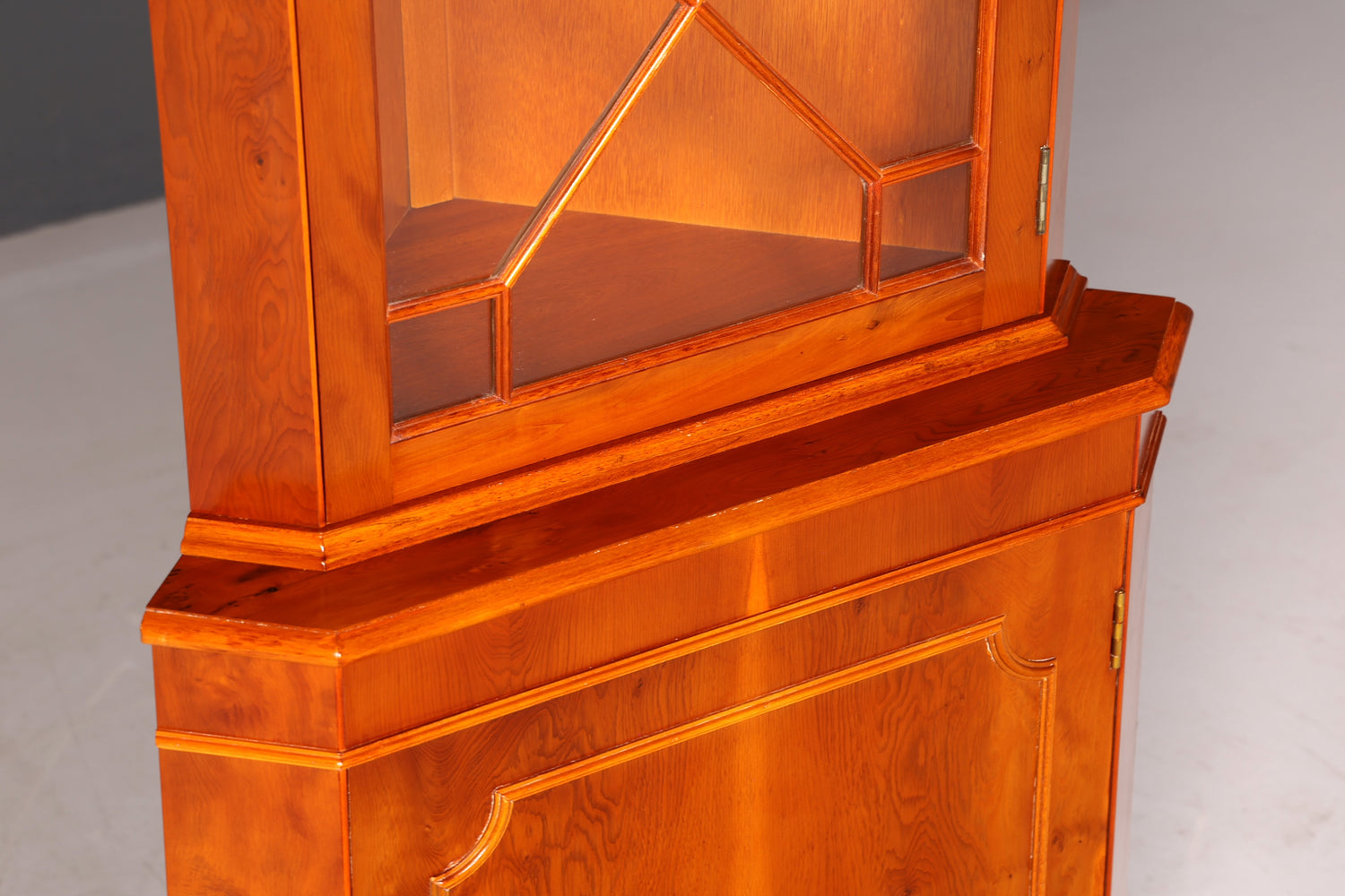 Wunderschöne Englische Eckvitrine Eibe Echt Holz Schrank Eckschrank Glasvitrine Vitrine Vintage