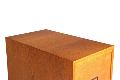 Hauptstadt Möblerei Mid Century Aktenschrank aus massivem Holz mit schöner Maserung und Bauhaus-Design