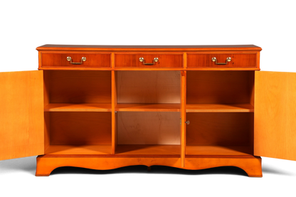 Hauptstadt Möblerei englisches Sideboard aus Eibe mit drei Schubladen und offenen Türen, Vintage Anrichte aus Holz