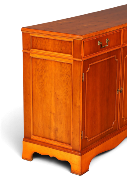 Hauptstadt Möblerei englisches Sideboard aus Eibenholz mit lebhafter Maserung und Messingbeschlägen im Vintage-Stil