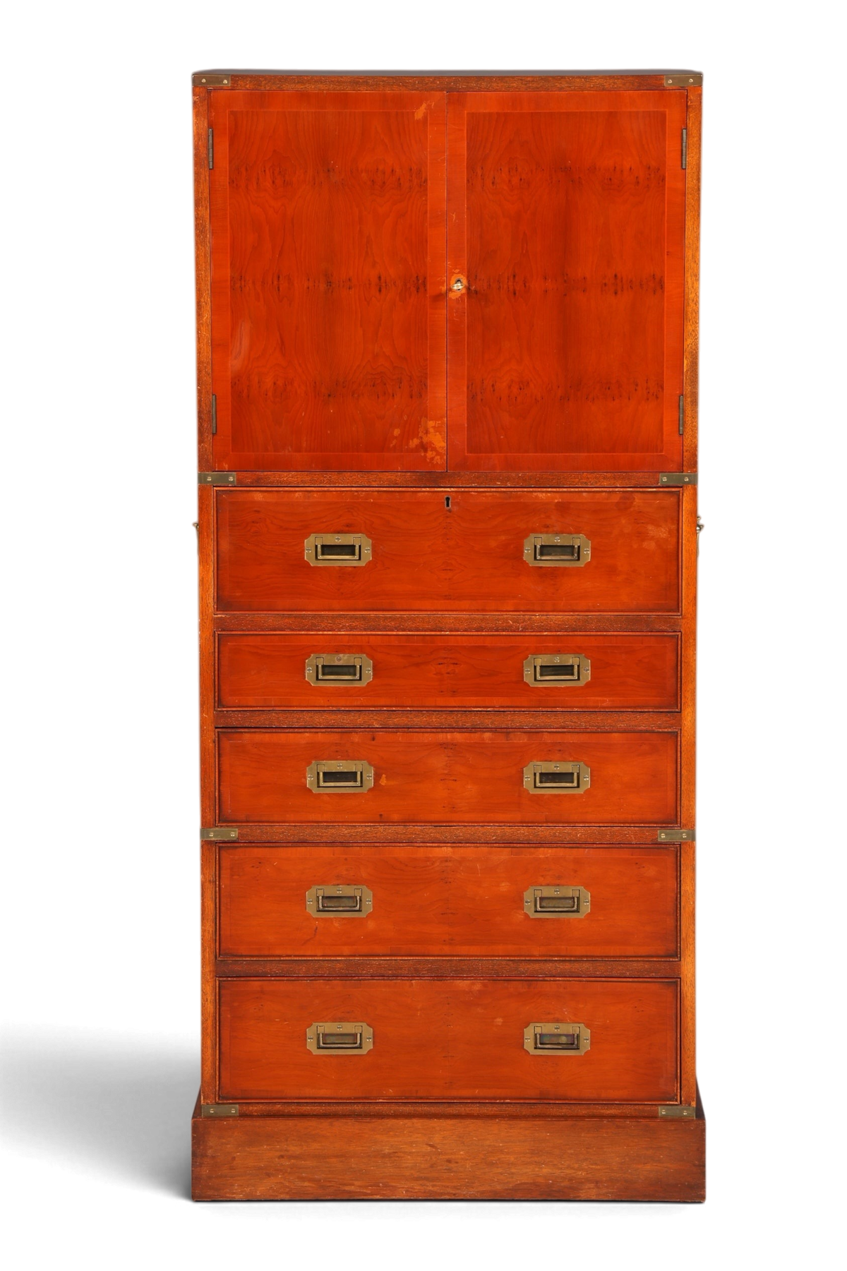 Hauptstadt Möblerei Vertiko Schrank im Military-Chest-Stil aus dunklem Echtholz mit Messingbeschlägen und Schubladen